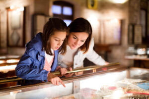 Une mère et sa fille font une sortie dans un musée.