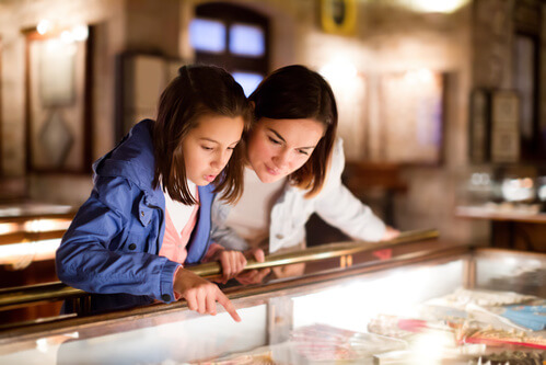 Une mère et sa fille font une sortie dans un musée.