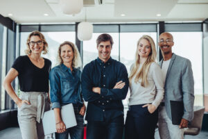 Un groupe d'employés sont réunis dans un bureau.