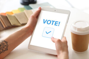 Une femme tient une tablette pour voter électroniquement.