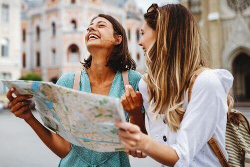 Deux jeunes femmes en vacance qui font du tourisme.